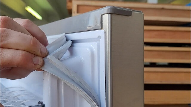 Неисправен уплотнитель дверцы на холодильнике Бош
