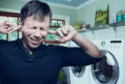 Шумит при работе