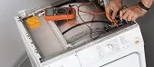 Мастер проверяет наличие сигнала в блоке управления сушильной машины Бош