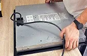 специалист демонтировал варочную панель Bosch