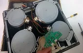 мастер ищет неисправность в электропроводке варочной панели Бош