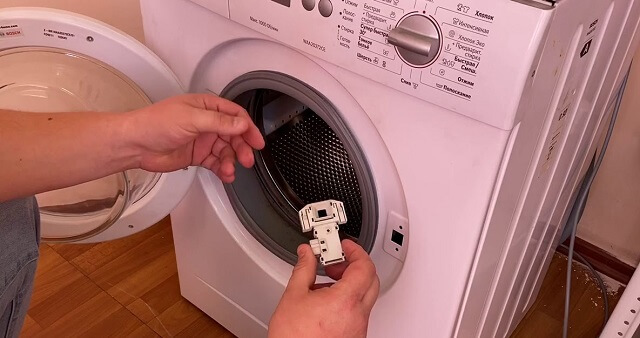 замена неисправной блокировки дверцы стиральной машины