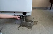 сливаем воду из сливного отверстия