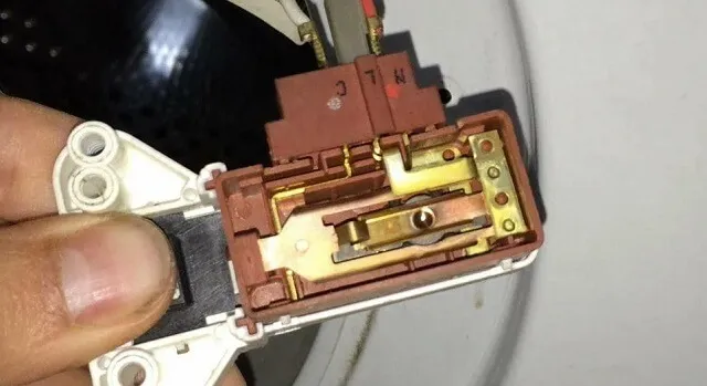 неисправное устройство блокировки дверцы стиралки бош