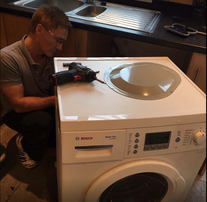 Владимир Сергеевич выполняет установку новой стиральной машины Bosch в Химках